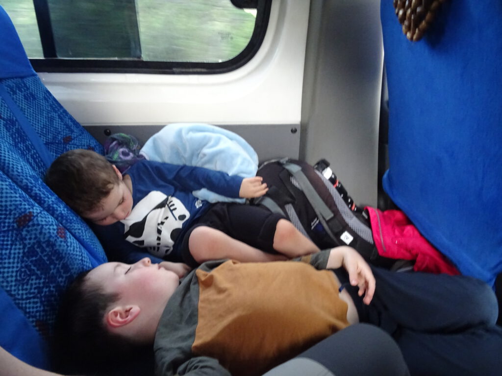 Sleeping kids in the bus to Pasto