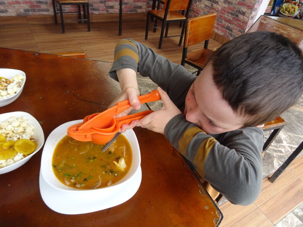 Adding lemon to the encebollado