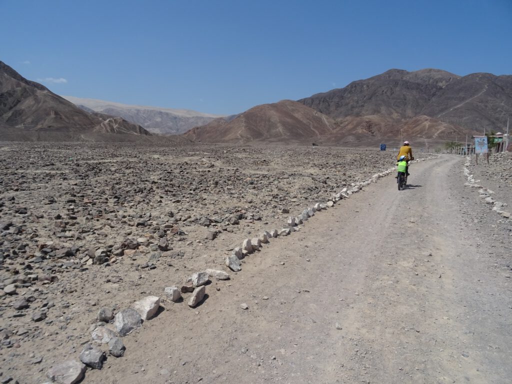 Approaching the Telar de buena Fe by bike