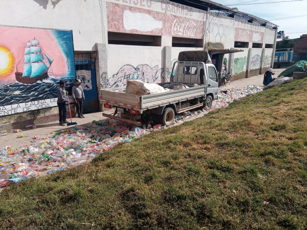 Recycling plastic in Copacabana