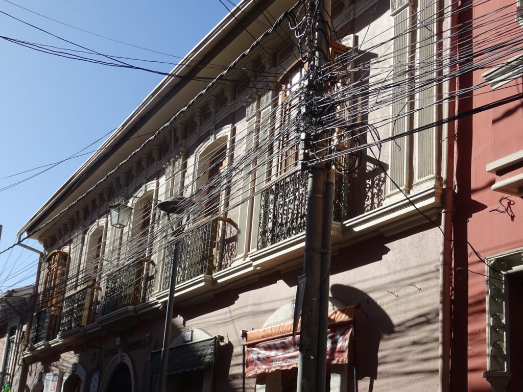 Cables in Calle Linares