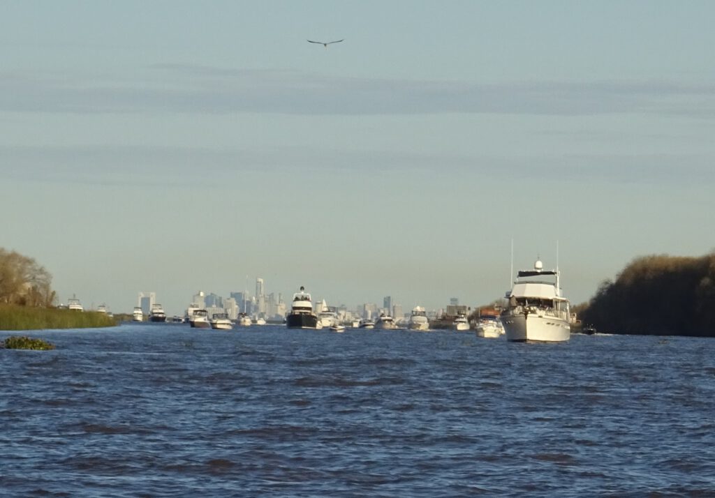 Boat traffic in El Tigre